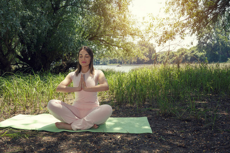 绿色自然瑜伽瑜伽姿势中的女性放松