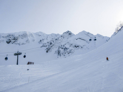 在山的冬季景观。山上覆盖着雪在阳光明媚的冬日