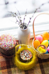 复活节蛋糕和染色鸡蛋。宗教节日复活节