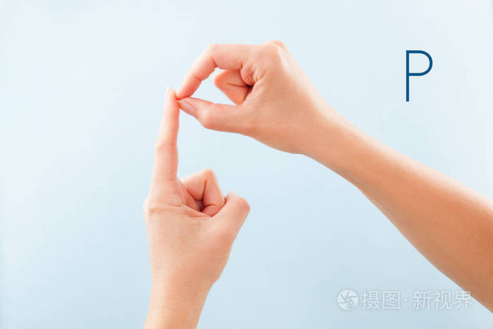 fingerspelling字母表女性双手在蓝色背景上被隔离显示聋人静音bsl