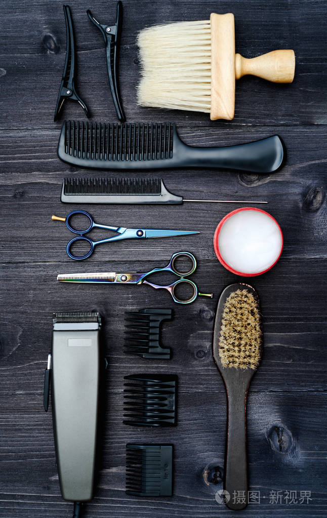 在木质背景的美发工具.