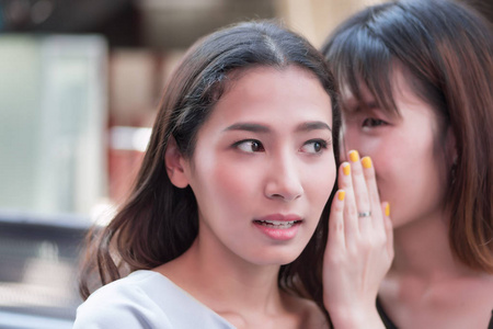 妇女八卦获取新闻信息;女人聊天, 窃窃私语八卦或 heresay 从她的朋友