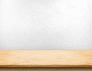 木桌上用白漆混凝土墙，模拟了模板 f