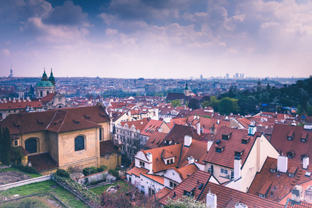 布拉格屋顶和圆顶全景。捷克共和国。欧洲。过滤后的图像 交叉处理的复古效果