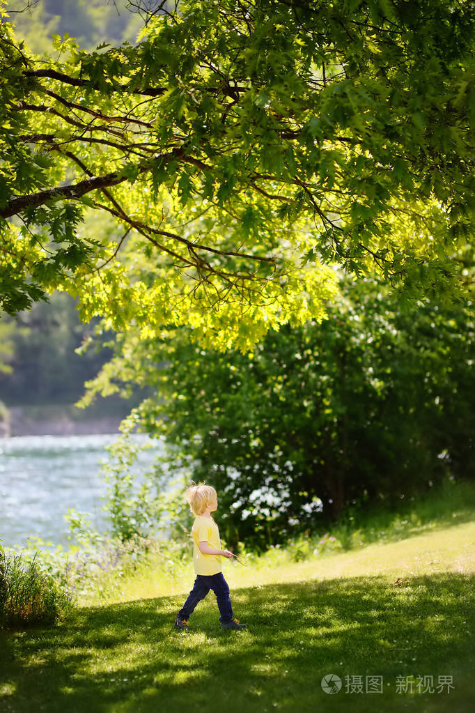 活跃儿童在公园玩耍.自由, 休息和童年的概念.户外快乐儿童肖像