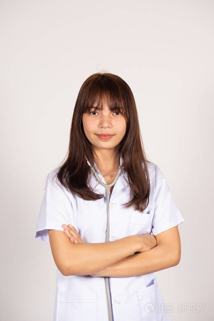 年轻女医生站在孤立的背景下照片-正版商用图片0ofzkm-摄图新视界