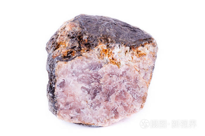 白色背景上的宏观矿物红柱石石头