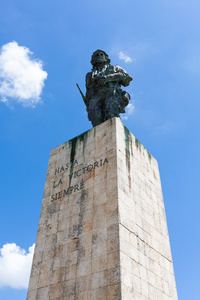 切  格瓦拉雕像在古巴圣克拉拉在蓝蓝的天空下