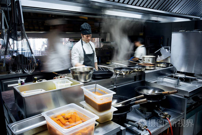 在厨房工作的厨师组