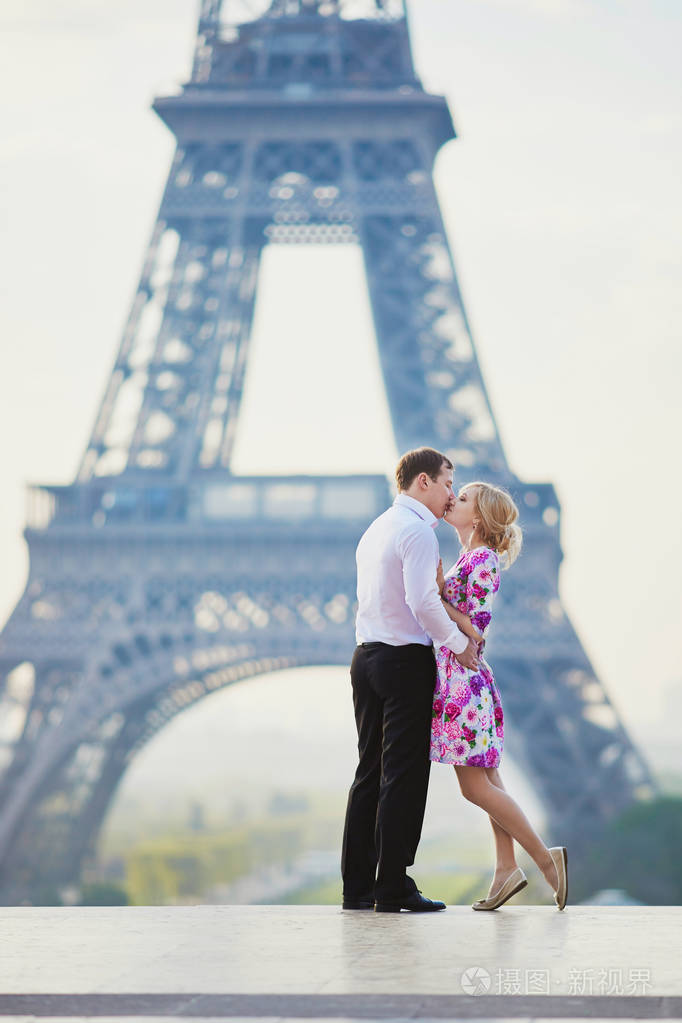 法国巴黎的埃菲尔铁塔前接吻的情侣