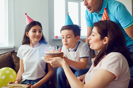 快乐的家庭用生日蛋糕庆祝生日