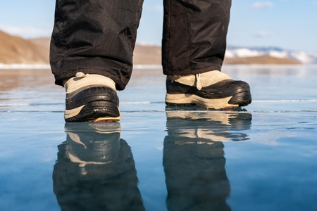 人的脚在鞋在冰上的贝加尔湖插画