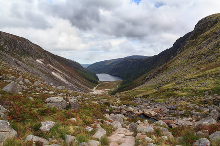 美丽的景色，从山上到河流和湖泊在秋天爱尔兰