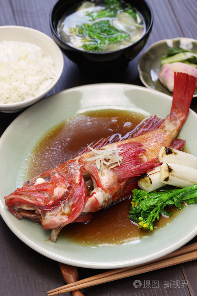 文火慢炖的鱼套餐日本料理