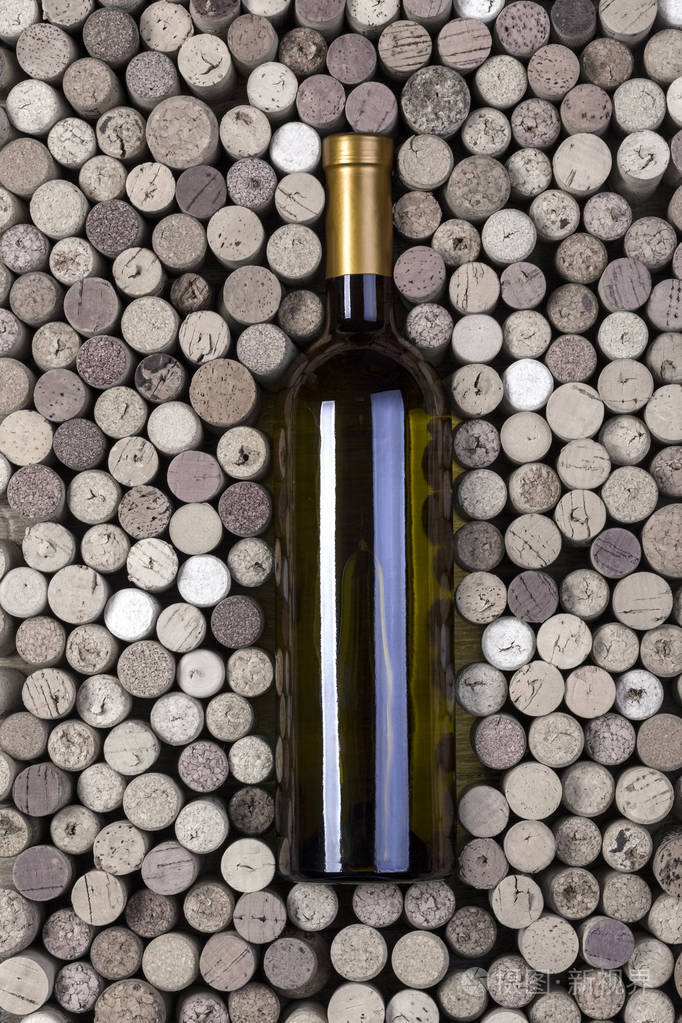 瓶白葡萄酒和木制的桌子上的软木塞