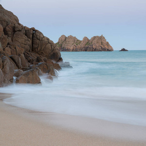 Porthcurno 海滩的壮观的日落风景图片在南林