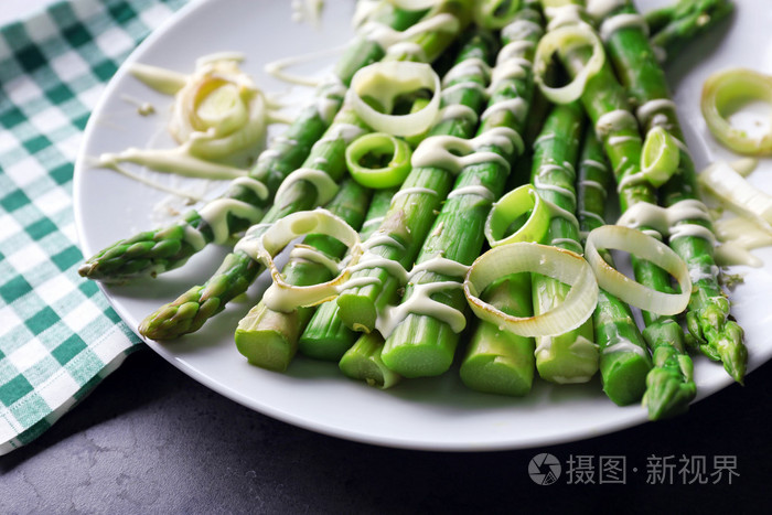 用切成片的洋葱新鲜芦笋那道菜