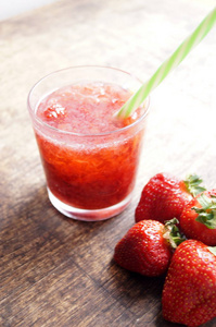 甜鲜草莓汁, 木桌上的冰沙, 选择性聚焦