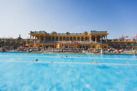 布达佩斯温泉塞切尼热浴温泉泳池与蓝天在夏天天与一群人们