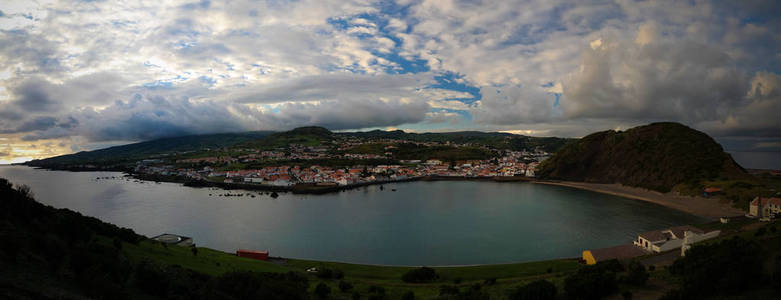 奥尔塔 波尔图 Pim 湾和海滩从葡萄牙亚速尔群岛的 Faial 岛，东望洋山的日落美景