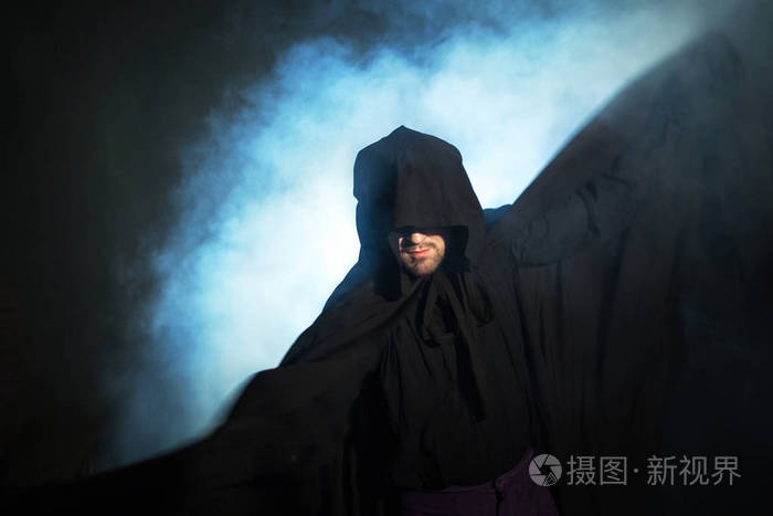 穿着黑色斗篷的男人.恶魔般的形象.魔术师魔法师