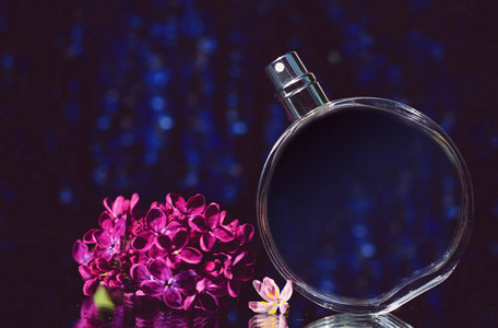 与淡紫色的花，蓝的香水瓶