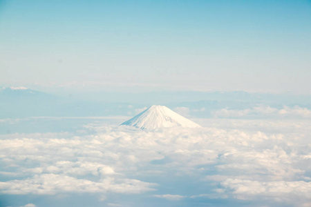 日本富士山与各组的云在鸟瞰图背景