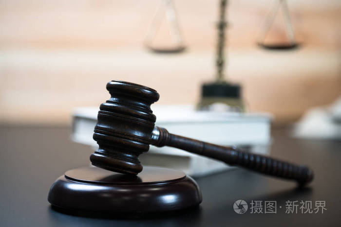 法官的槌在法庭图书馆法律概念