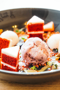 红色天鹅绒蛋糕甜点冰淇淋