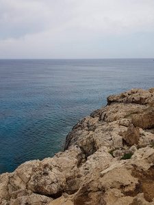 观海, 塞浦路斯, Protaras, 2018年5月。美丽的蓝海。岩石和山脉。从这奇观中呼吸
