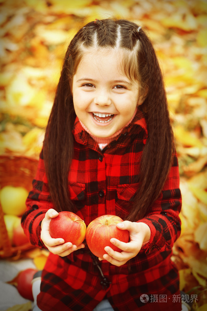 漂亮的小女孩与苹果