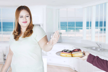 甜甜圈在家里的胖女人