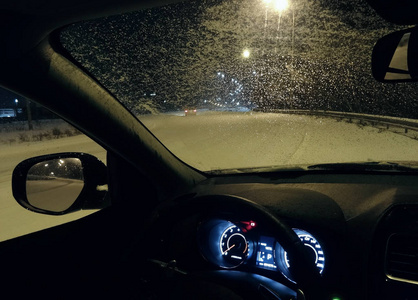 在极端路况的降雪期间, 车辆停在路边
