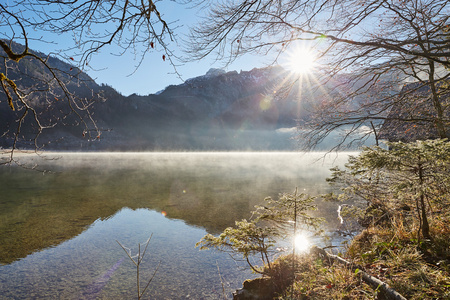 在阳光明媚的冬日以上湖奥芬湖雾