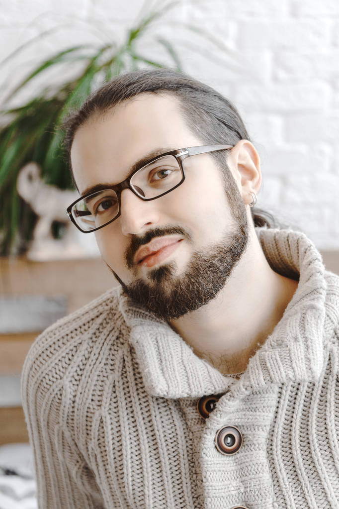 快乐年轻善良看戴眼镜的男人微笑着留着胡子的肖像