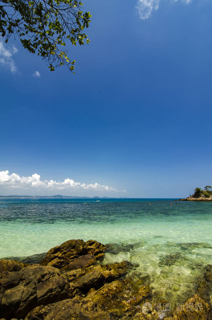 隐藏的美丽的日间岛位于奴,马来西亚在阳光明媚的日子.