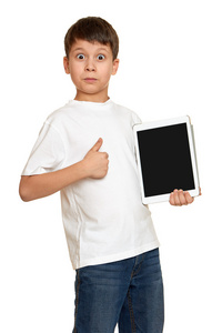 男孩与电脑平板电脑