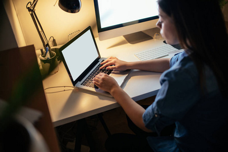 努力学习女孩图片