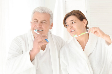 清洁牙齿的年长夫妇
