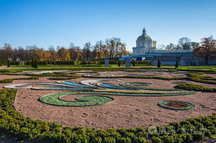 西奥拉宁巴姆是俄罗斯的皇家官邸，位于芬兰湾的圣彼得堡，俄罗斯西部。宫殿乐团是教科文组织世界文化遗产