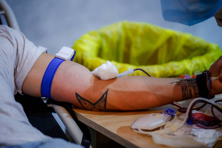 一个纹身的男人在诊所捐血