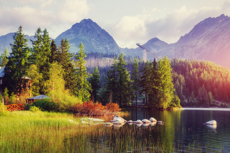 在国家公园高 Tatra 雄伟的高山湖泊。Strbske 应用实例