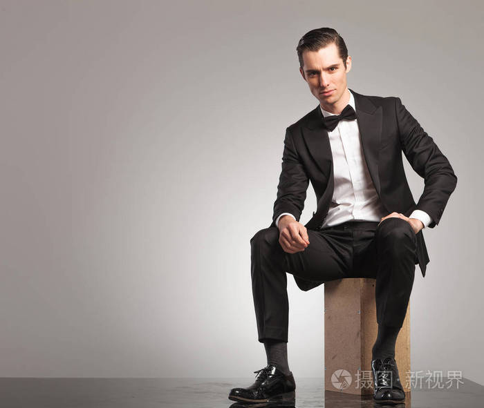 无尾礼服的年轻人正坐在一起开外套照片-正版商用图