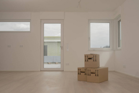 三棕色包装盒在空房间与平的墙壁和 wodden 地板