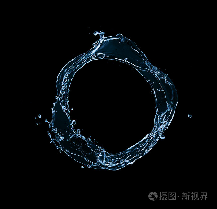 孤立在黑色背景上的蓝色水飞溅圈