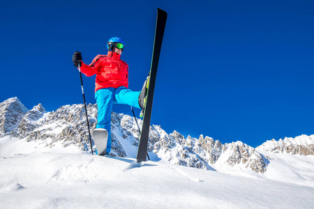 年轻的快乐滑雪者准备在阿尔卑斯山上滑雪