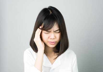 原因可能是由压力或偏头痛引起的.或者因为太多的工作.