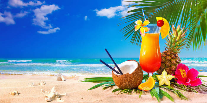 海滩上供应异国情调的鸡尾酒。暑期假期概念