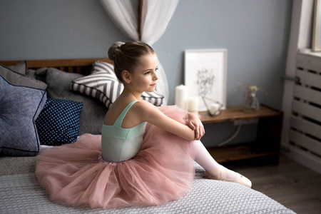 芭蕾舞女演员坐在床上
