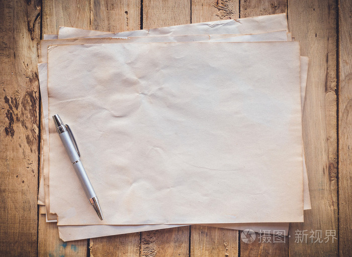 旧的纸和笔上木背景与空间